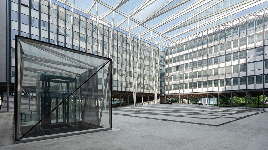 Patio extérieur couvert pour les pauses cafés et déjeuner ainsi que pour les stands de démonstration.